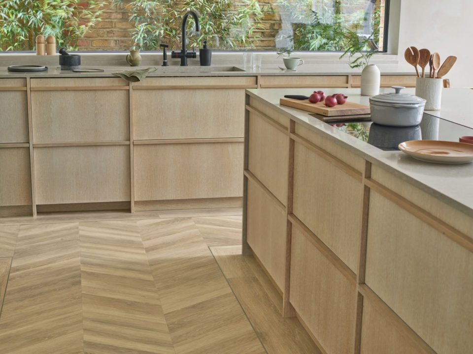 Amtico FS7W6120 Foreshore Oak Chevron Stripwood Border RT kitchen FP280