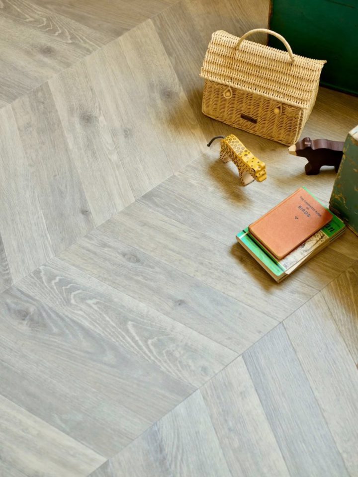 Amtico dc528 henley oak chevron